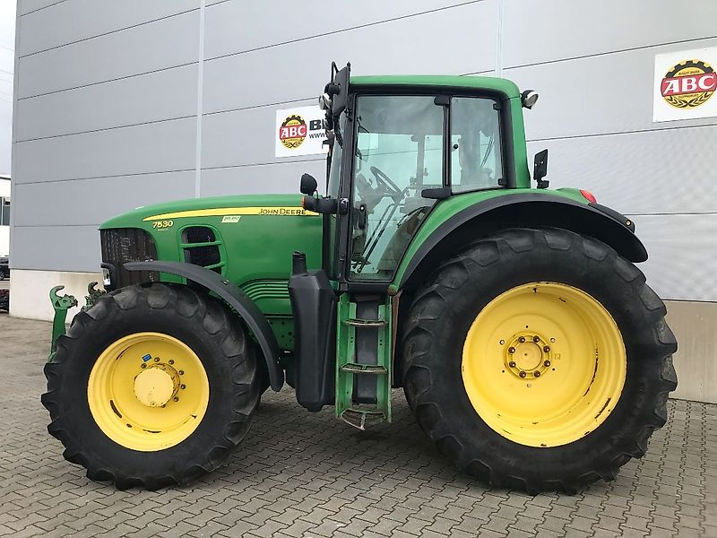 John Deere 7530