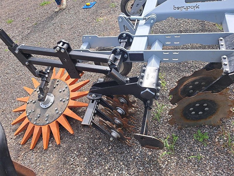 Berrypark Roll- und Fingerhacke / Orchard Weeder / Sarcleuse arboricole / Pielnik sadowniczy