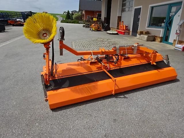 S V D - Kehrmaschine- 2,8 Meter- hydraulische Schmutzwannenentleerung- auch mit Seitenkehrbesen möglich 2,8 Meter Kehrmaschine- mit hydraulischer Wannenenleerung- auch mit Seitenbesen möglich