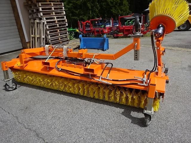 S V D - Kehrmaschine- 2,8 Meter- hydraulische Schmutzwannenentleerung- auch mit Seitenkehrbesen möglich 2,8 Meter Kehrmaschine- mit hydraulischer Wannenenleerung- auch mit Seitenbesen möglich