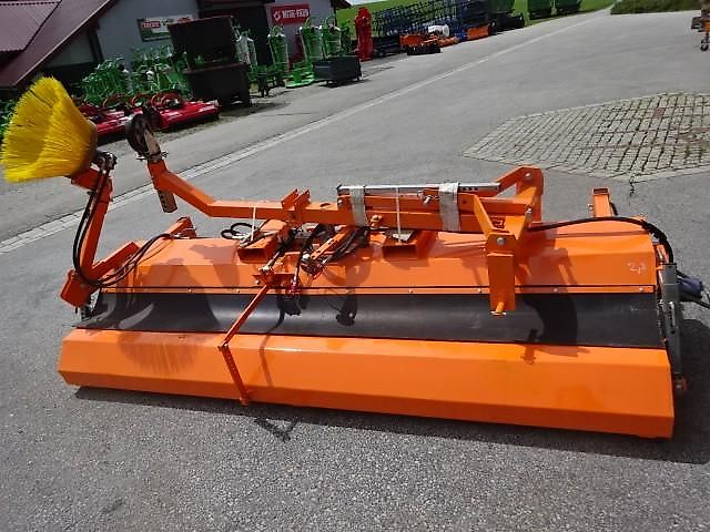 S V D - Kehrmaschine- 2,8 Meter- hydraulische Schmutzwannenentleerung- auch mit Seitenkehrbesen möglich 2,8 Meter Kehrmaschine- mit hydraulischer Wannenenleerung- auch mit Seitenbesen möglich