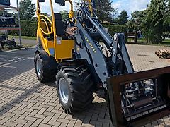 Eurotrac W12 mit Schutzdach – Komplettpaket inkl. Schaufel, Palettengabel, Euroaufnahme & Unterflurgewicht