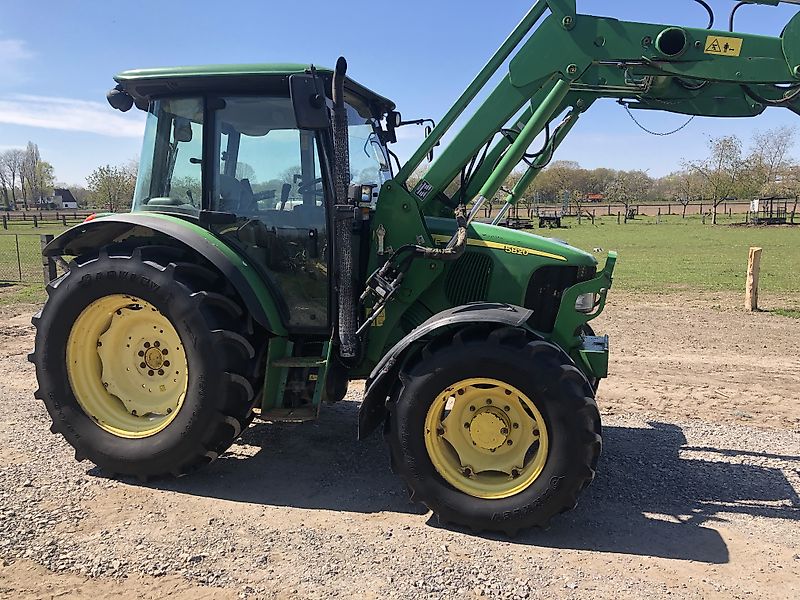 John Deere 5820