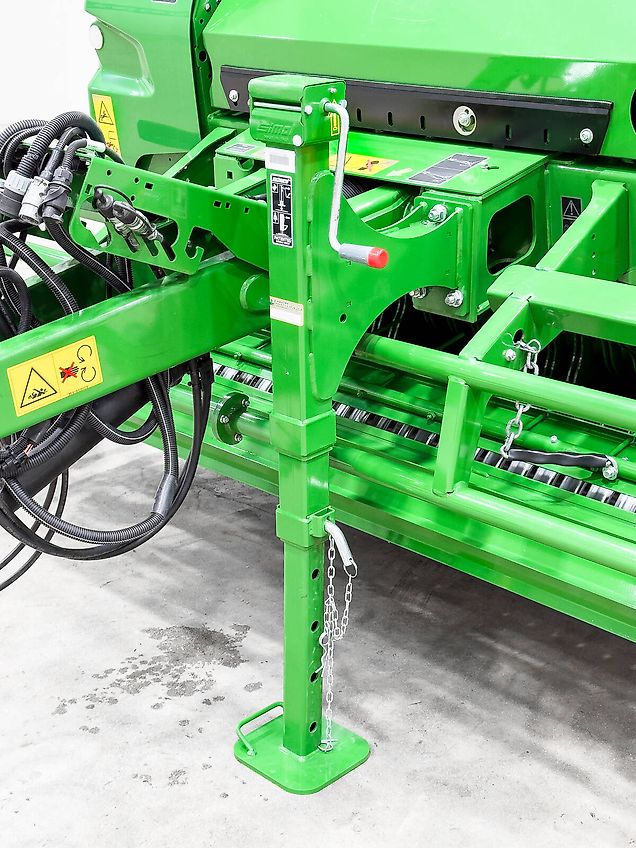 John Deere V451M round baler, 90 - 165 cm bale diameter, variable chamber, net binding, MaxiCut HC Premium with 13 knives, BaleTrak Plus monitor