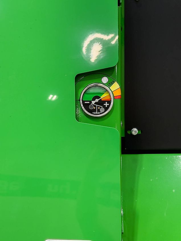 John Deere V451M round baler, 90 - 165 cm bale diameter, variable chamber, net binding, MaxiCut HC Premium with 13 knives, BaleTrak Plus monitor