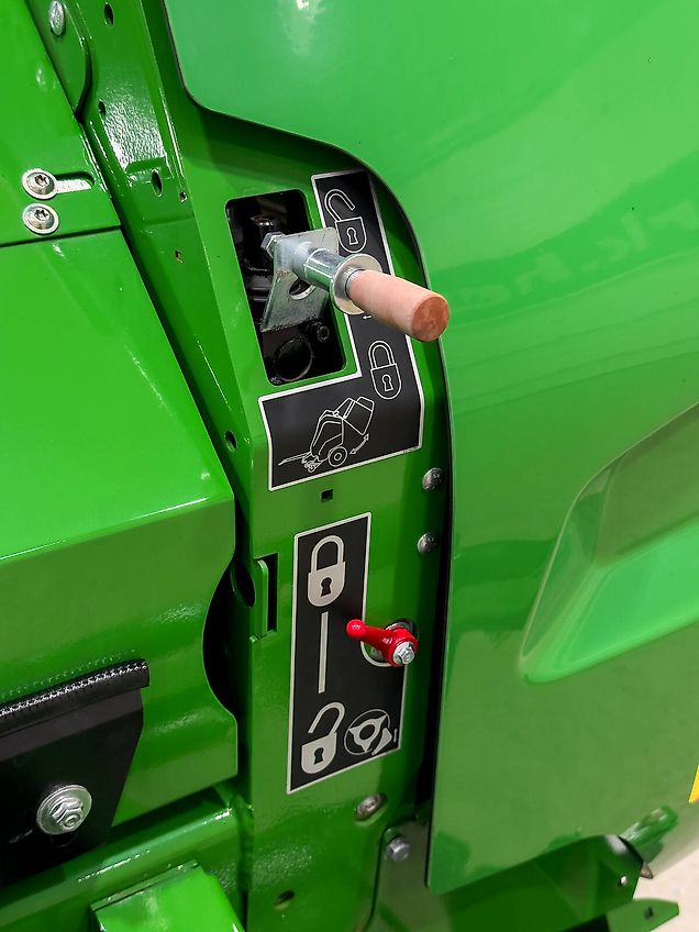 John Deere V451M round baler, 90 - 165 cm bale diameter, variable chamber, net binding, MaxiCut HC Premium with 13 knives, BaleTrak Plus monitor