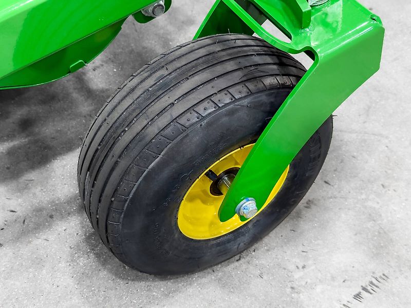 John Deere V451M round baler, 90 - 165 cm bale diameter, variable chamber, net binding, MaxiCut HC Premium with 13 knives, BaleTrak Plus monitor