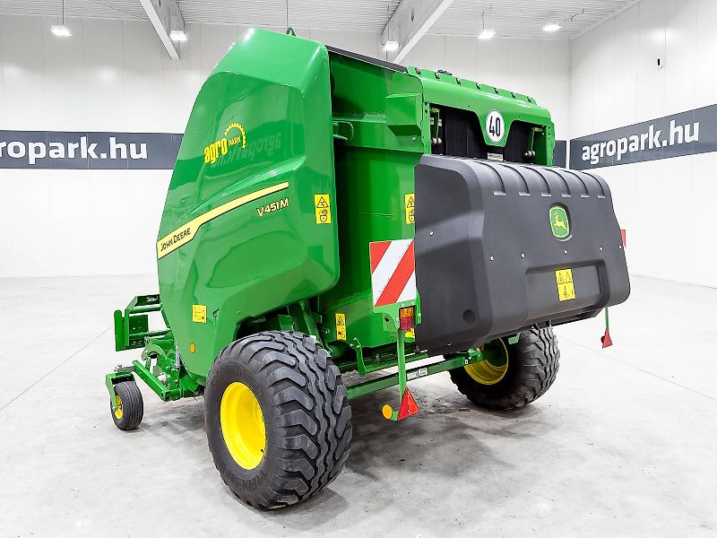 John Deere V451M round baler, 90 - 165 cm bale diameter, variable chamber, net binding, MaxiCut HC Premium with 13 knives, BaleTrak Plus monitor