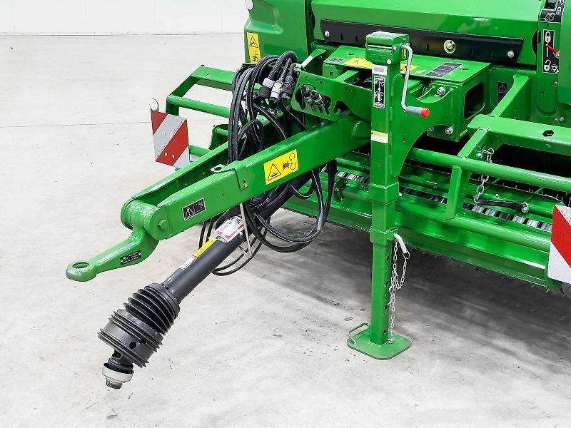 John Deere V451M round baler, 90 - 165 cm bale diameter, variable chamber, net binding, MaxiCut HC Premium with 13 knives, BaleTrak Plus monitor