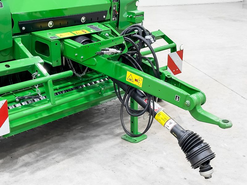 John Deere V451M round baler, 90 - 165 cm bale diameter, variable chamber, net binding, MaxiCut HC Premium with 13 knives, BaleTrak Plus monitor