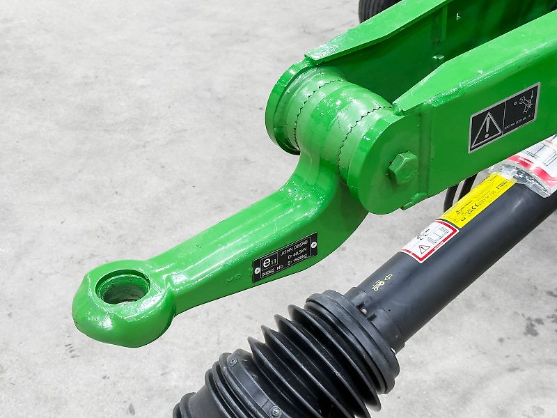 John Deere V451M round baler, 90 - 165 cm bale diameter, variable chamber, net binding, MaxiCut HC Premium with 13 knives, BaleTrak Plus monitor