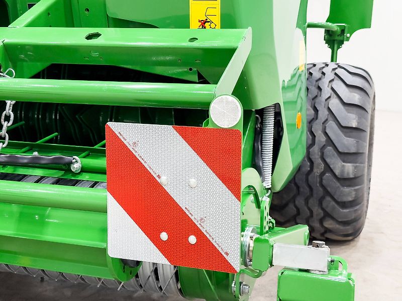 John Deere V451M round baler, 90 - 165 cm bale diameter, variable chamber, net binding, MaxiCut HC Premium with 13 knives, BaleTrak Plus monitor