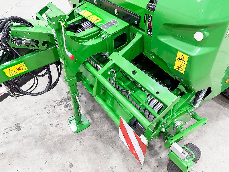 John Deere V451M round baler, 90 - 165 cm bale diameter, variable chamber, net binding, MaxiCut HC Premium with 13 knives, BaleTrak Plus monitor