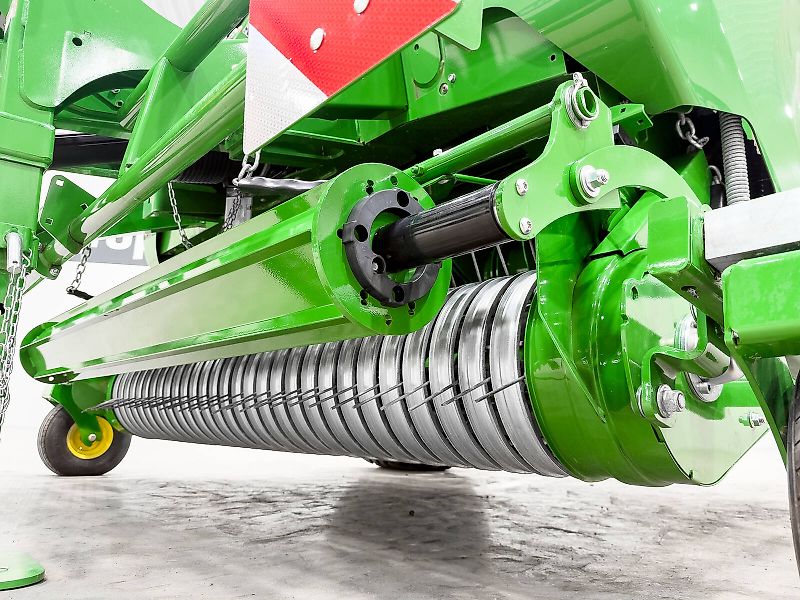 John Deere V451M round baler, 90 - 165 cm bale diameter, variable chamber, net binding, MaxiCut HC Premium with 13 knives, BaleTrak Plus monitor