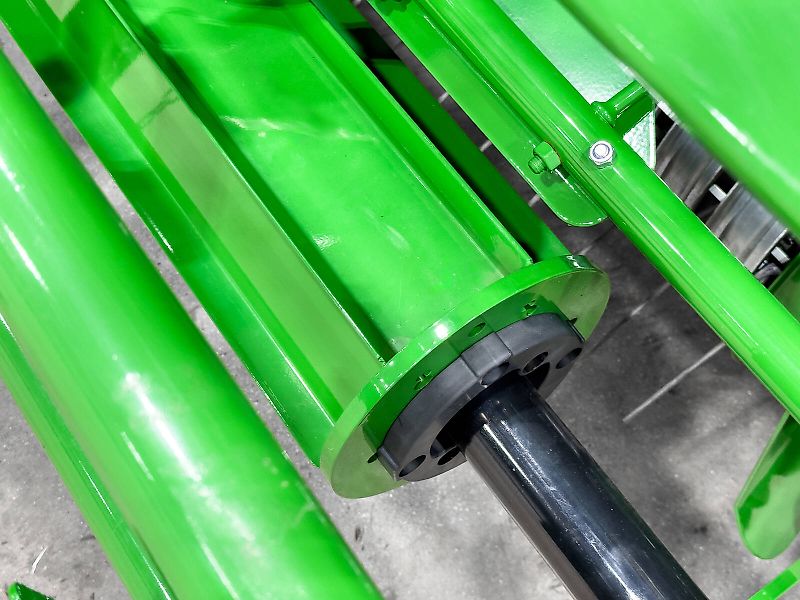 John Deere V451M round baler, 90 - 165 cm bale diameter, variable chamber, net binding, MaxiCut HC Premium with 13 knives, BaleTrak Plus monitor