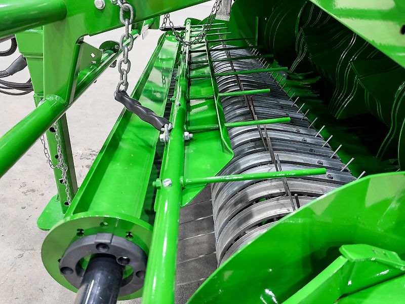 John Deere V451M round baler, 90 - 165 cm bale diameter, variable chamber, net binding, MaxiCut HC Premium with 13 knives, BaleTrak Plus monitor