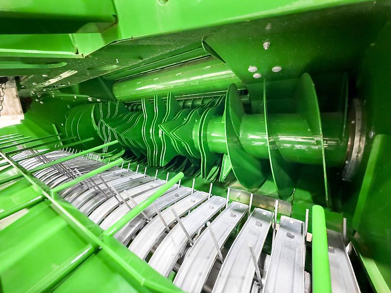 John Deere V451M round baler, 90 - 165 cm bale diameter, variable chamber, net binding, MaxiCut HC Premium with 13 knives, BaleTrak Plus monitor