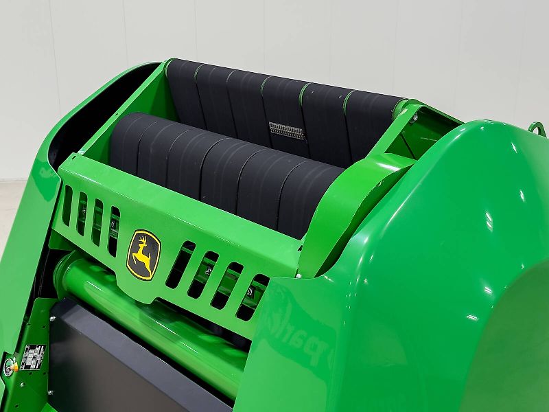 John Deere V451M round baler, 90 - 165 cm bale diameter, variable chamber, net binding, MaxiCut HC Premium with 13 knives, BaleTrak Plus monitor