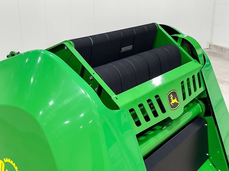 John Deere V451M round baler, 90 - 165 cm bale diameter, variable chamber, net binding, MaxiCut HC Premium with 13 knives, BaleTrak Plus monitor
