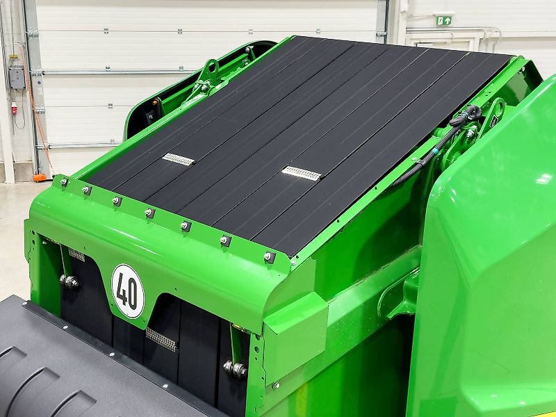 John Deere V451M round baler, 90 - 165 cm bale diameter, variable chamber, net binding, MaxiCut HC Premium with 13 knives, BaleTrak Plus monitor