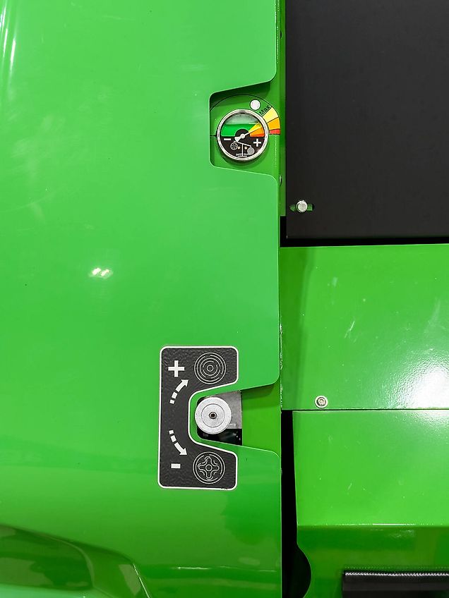 John Deere V451M round baler, 90 - 165 cm bale diameter, variable chamber, net binding, MaxiCut HC Premium with 13 knives, BaleTrak Plus monitor