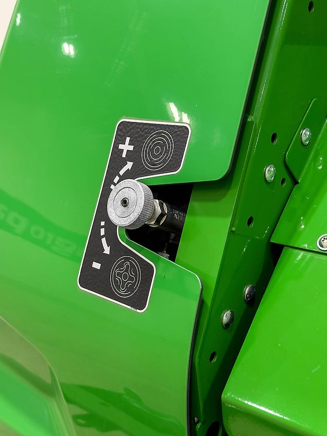 John Deere V451M round baler, 90 - 165 cm bale diameter, variable chamber, net binding, MaxiCut HC Premium with 13 knives, BaleTrak Plus monitor