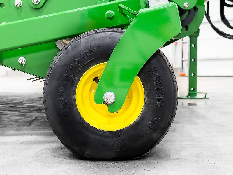 John Deere V451M round baler, 90 - 165 cm bale diameter, variable chamber, net binding, MaxiCut HC Premium with 13 knives, BaleTrak Plus monitor