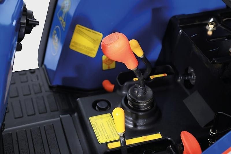 Solis 26 Seitenschaltung Frontlader Ackerstollenbereifung