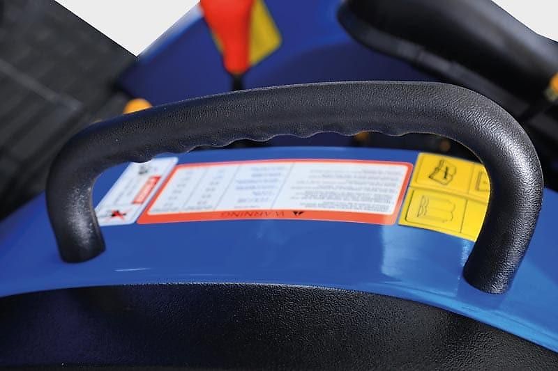 Solis 26 Seitenschaltung Frontlader Ackerstollenbereifung