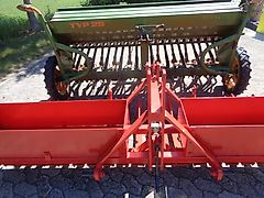 Vredo Bütje TBH 250Grünlandschlitzdrille Grünlandnacchsaatgerät 250 cm Arbeitsbreite mit aufgesattelter Amazone Drillmaschine auch für Soloeinsatz mit 21 Reihen sowie Feinsaateinrichtung