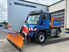Mercedes-Benz Unimog U 430 Enzianblau mit Streuer und Schneepflug