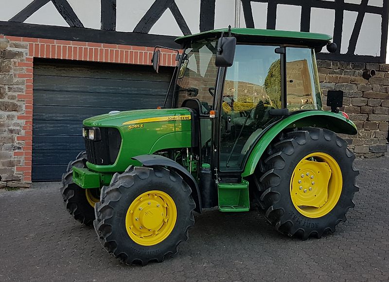 John Deere 5065E