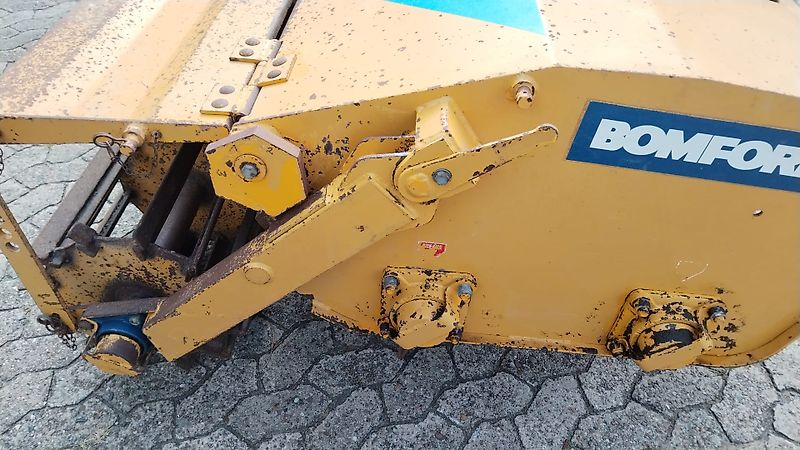 Bomford Bomford DYNA Drive 220, 260 & 300 Bodengetriebene Fräse für Greening-Randstreifen mit Pneumatikstreuer zur Einsaat Gülleeinarbeitung Reihenpflege in Sonderkulturen