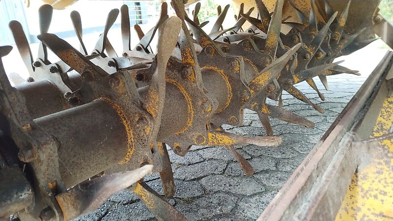 Bomford Bomford DYNA Drive 220, 260 & 300 Bodengetriebene Fräse für Greening-Randstreifen mit Pneumatikstreuer zur Einsaat Gülleeinarbeitung Reihenpflege in Sonderkulturen