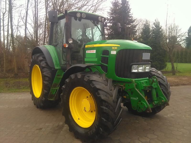 John Deere 7430