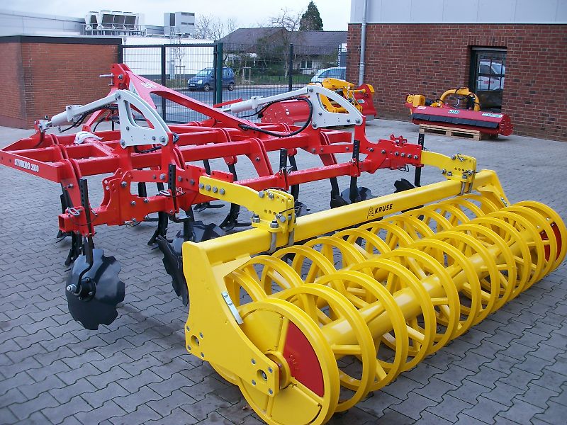 Pöttinger Synkro 3030 mit Tandem U-Profilwalze