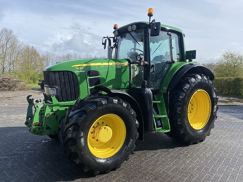 John Deere 7430