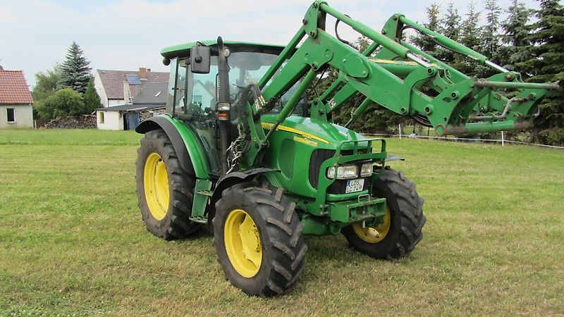 John Deere 5820