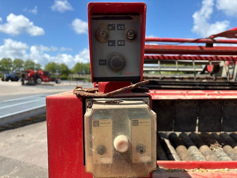 Kverneland UN 2400 Uienlader, type wagenrooier