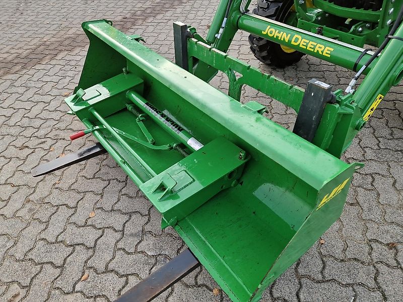 John Deere 4052M mit Frontlader
