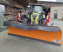Claas Atos 330 mit Schneeschild/Streuer