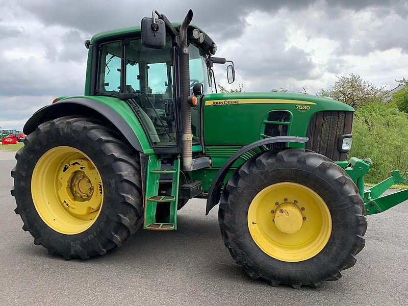 John Deere 7530