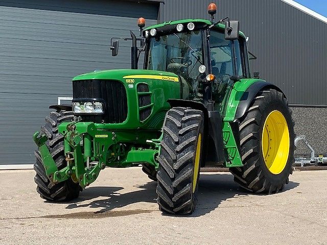 John Deere 6830