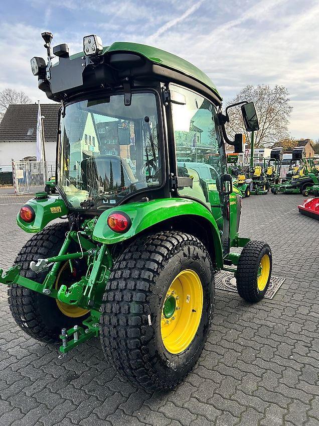 John Deere 3046R