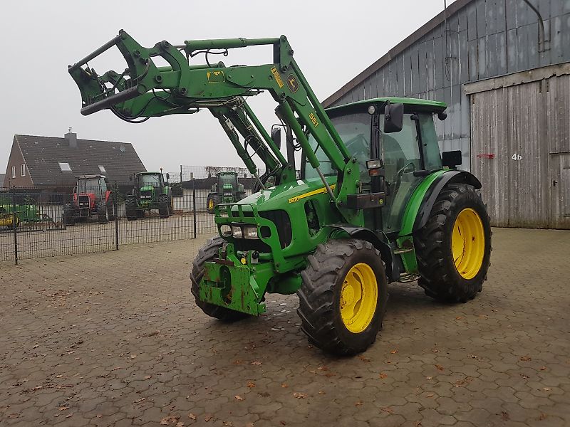 John Deere 5820