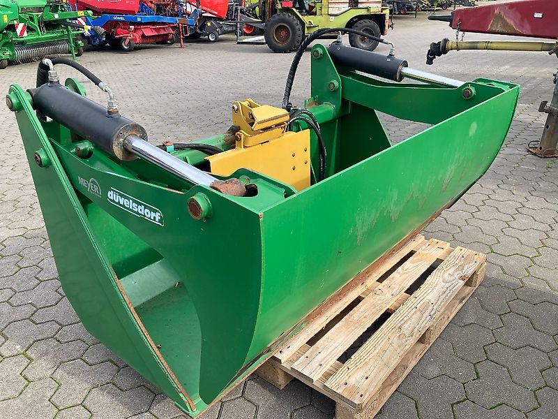 Düvelsdorf silageschneidschaufel mit Tanco Ballenhalter