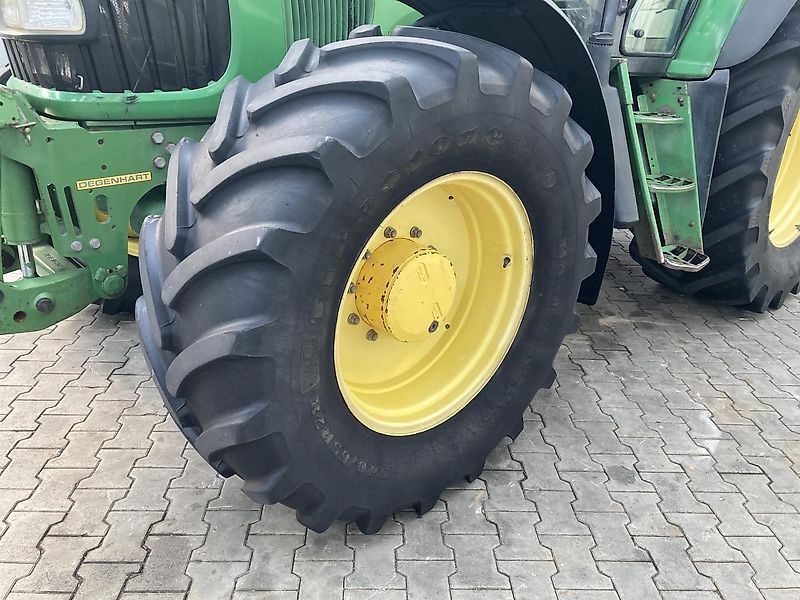 John Deere 6820