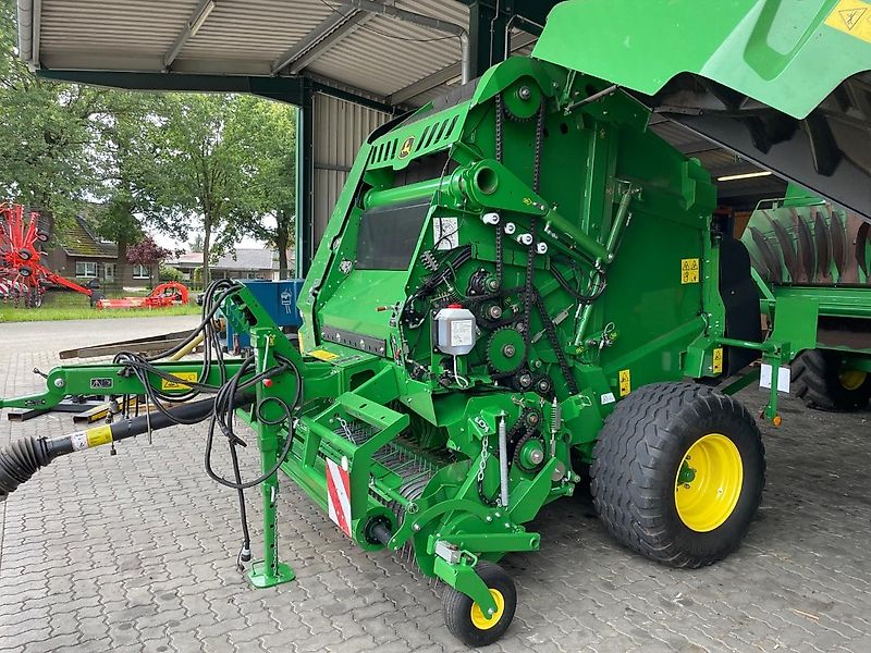 John Deere V451M