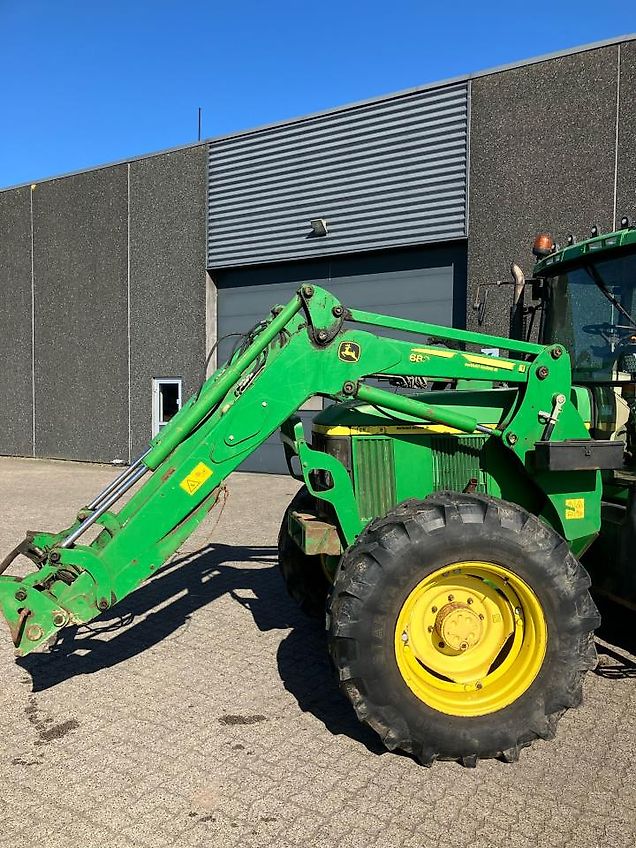 John Deere 6810