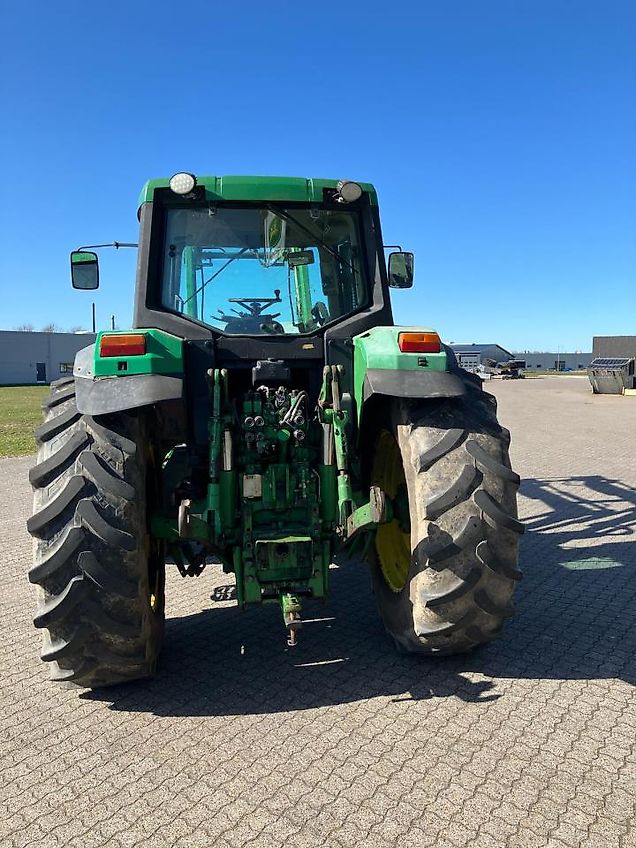 John Deere 6810